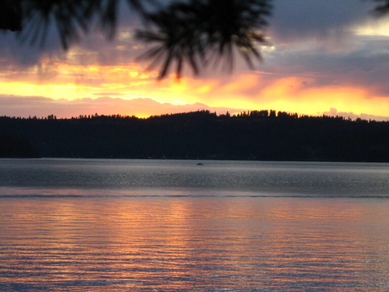 Which lakes in the USA are known for luxurious romantic resorts and spa experiences?