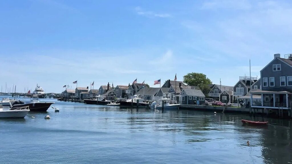 Democrats including Hakeem Jeffries descend on Nantucket for cash